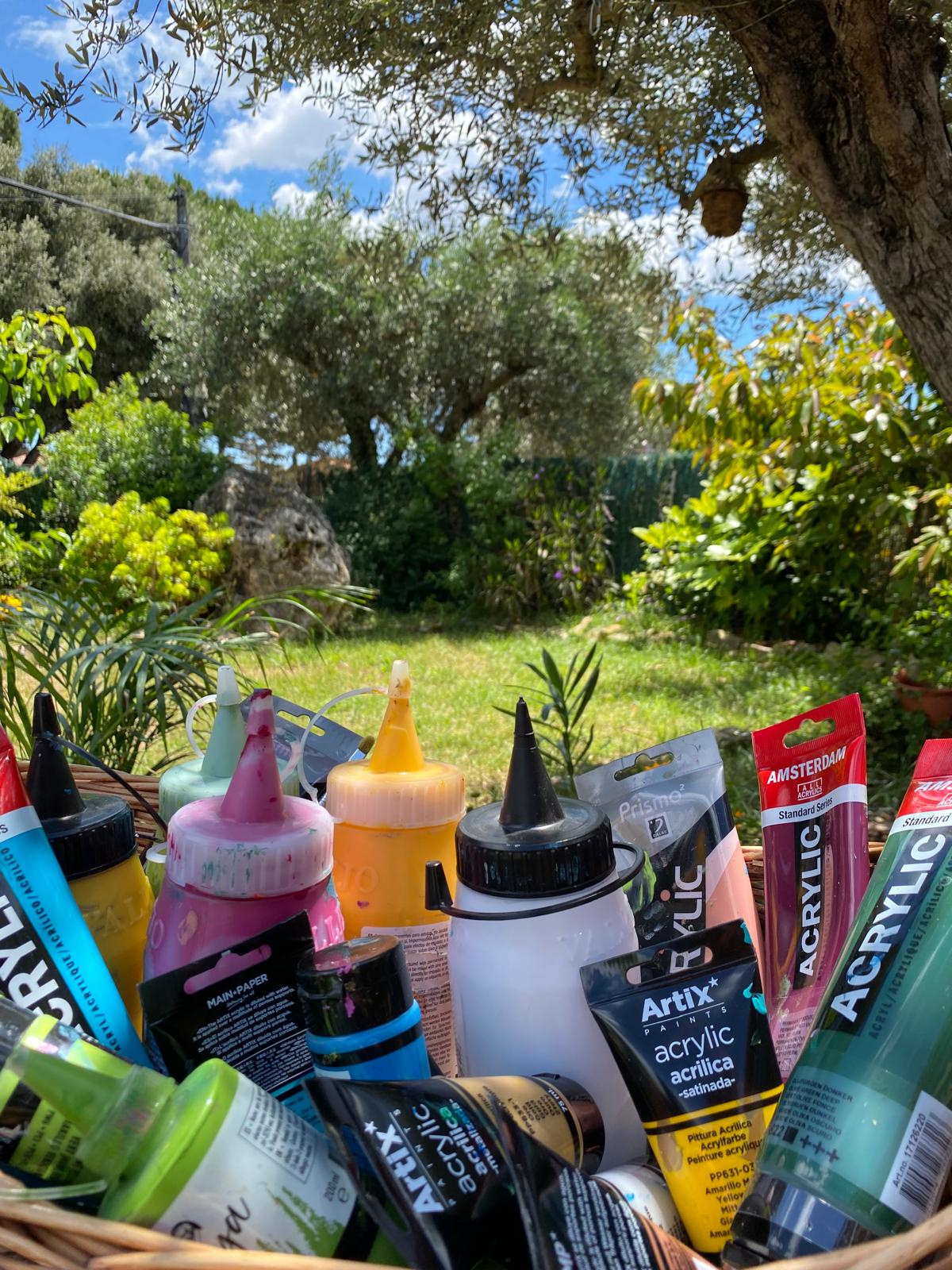 Cesta con acrílicos bajo el olivo