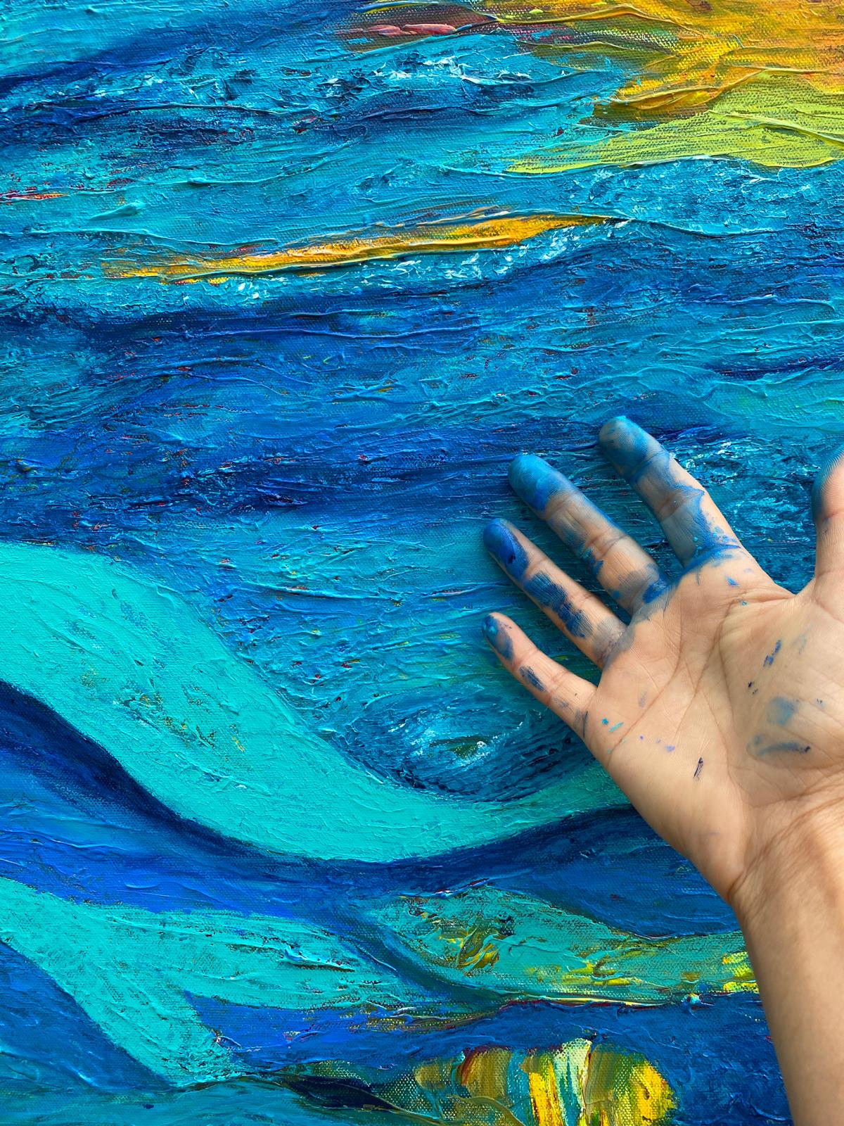 Mano con pintura azul